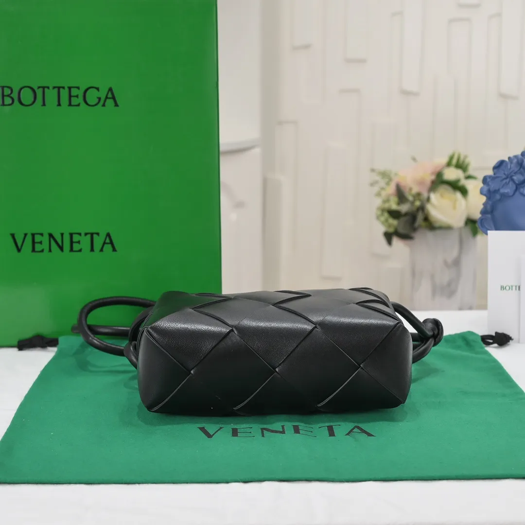 Batch 1360 #BV New Cassette camera bag📷Classic sheepskin woven material, matte texture, soft and delicate, high-end fashionable and unobtrusive. Clever handwork makes its structure very three-dimensional, so it also brings a large capacity, the bag body is very simple and attractive, giving everyone a fashionable and interesting visual experience. Zipper opening and closing, practical, lightweight when carried on the body, and the upper body has an American feel and is a bit playful and cute [Hey ha] Size: 22x14x10, Model: 6600#